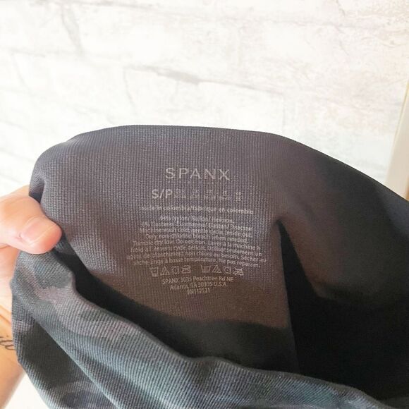 SPANX Look at Me Now Seamless Cropped Leggings Camo Print Size small - Picture 5 of 5